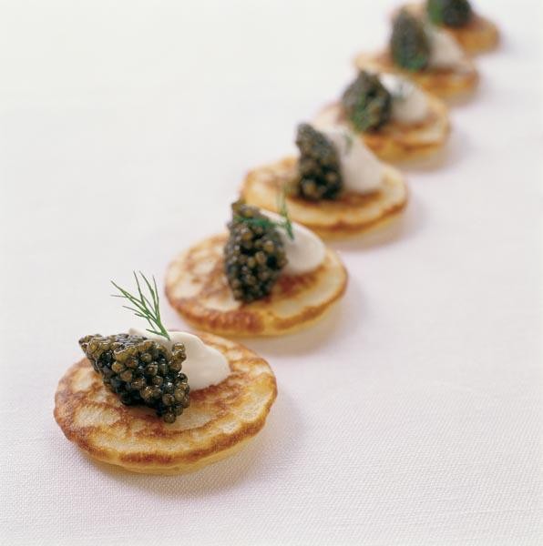 EVENTS_canapes_creme-fraiche-caviar-blinis